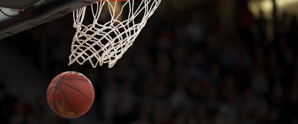 篮球运动员在赛后接受采访，分析比赛关键时刻